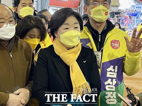 심상정 정의당 대선후보가 19일 경기 의정부시 제일시장을 찾아 지지를 호소하고 있다./의정부=박민준 기자