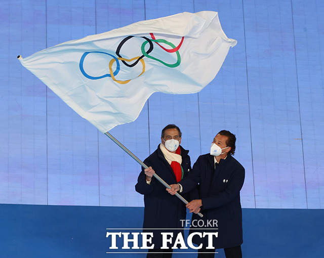 2022 베이징 동계올림픽 폐막식이 20일 오후 중국 베이징 국립 경기장에서 열린 가운데 차기 개최지인 이탈리아의 밀라노 주세페 살라 시장과 코르티나의 잔피에트오 게디나 시장이 올림픽기를 흔들고 있다. /베이징=뉴시스