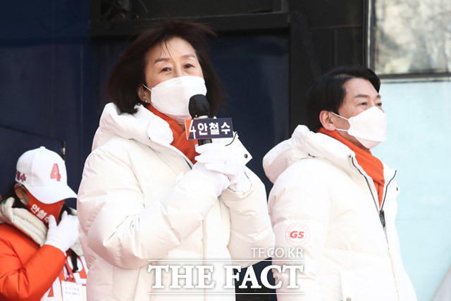 지원유세 나선 안철수 후보 부인 김미경 교수(왼쪽)