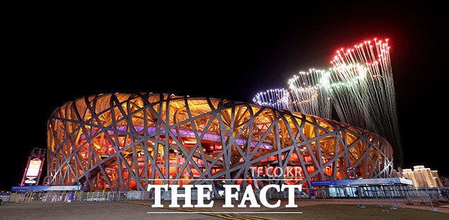 베이징 국립 경기장 위로 수놓여진 축하 불꽃.