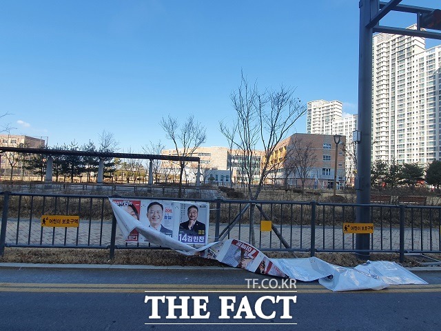 20일 오전 세종시 소담동 글벗중학교 정문 앞의 20대 대통령 후보 벽보 / 세종=최준호 기자