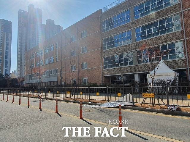 20일 오전 세종시 소담동 글벗중학교 후문 앞의 20대 대통령 후보 현수막 모습. / 세종=최준호 기자