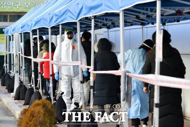 시민들이 장안구보건소 검사소에서 신속항원검사를 받기 위해 줄을 서서 기다리고 있다./ 수원시 제공