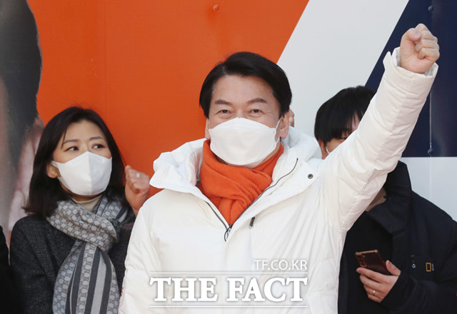 안철수 국민의당 대선후보가 20일 오후 서울 마포구 홍대입구역 인근에서 시민들을 만나며 지지를 호소하고 있다. /임세준 기자