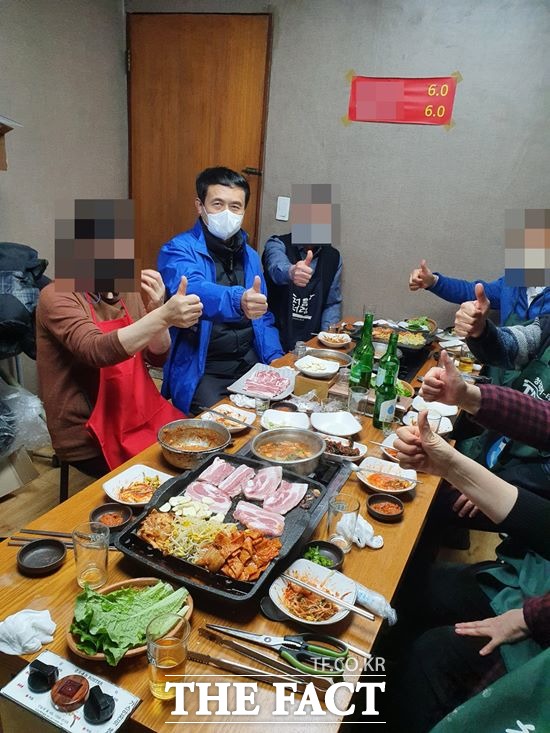 지난 20일 오후 7시께 더불어민주당 소속 김희수 전북도의원이 전주 효자동의 한 음식점 별실에서 지인 7명과 함께 식사를 하고 있다. /전주=이경민 기자