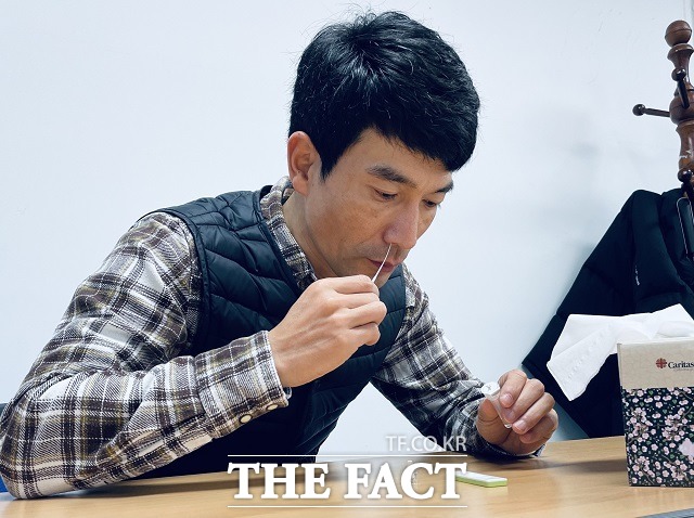 세종시교육청 소통담당관실 문경만 주무관이 21일 아침 출근 직전 신속항원검사를 하고 있다. / 세종시교육청 제공