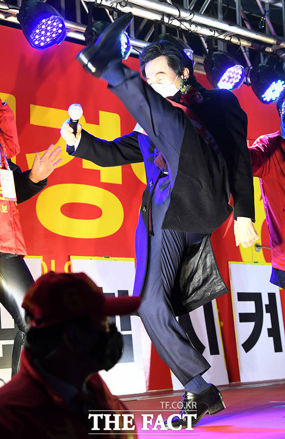 허경영 국가혁명당 대선후보가 21일 오후 서울 마포구 상암동 일대에서 열린 허경영이 간다! 유세에서 퍼포먼스를 펼치며 지지를 호소하고 있다. /남용희 기자