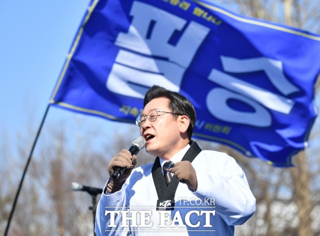 이재명 더불어민주당 대선 후보는 21일 대선에 당선되면 1호 지시사항으로 코로나피해 긴급구제 특별위원회를 설치해 종합 대응책을 내놓겠다고 밝혔다. 지난 20일 경기도 수원에서 유세하는 이 후보. /남윤호 기자