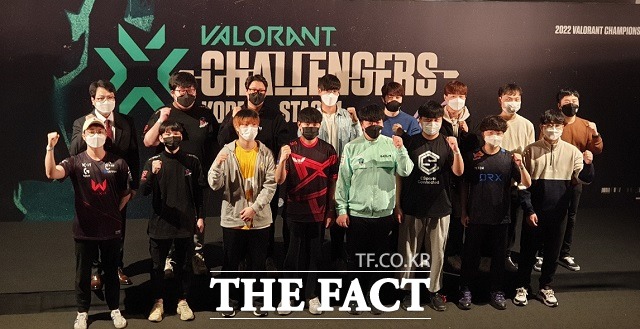 21일 오후 서울 CGV 용산 아이파크몰 LCK관에서 열린 2022 발로란트 챌린저스 코리아 스테이지1 개막 미디어데이에서 감독과 대표 선수들이 파이팅을 외치고 있다. 발로란트는 라이엇게임즈가 개발한 5대 5 캐릭터 기반 전술 총싸움게임이다. /용산=최승진 기자