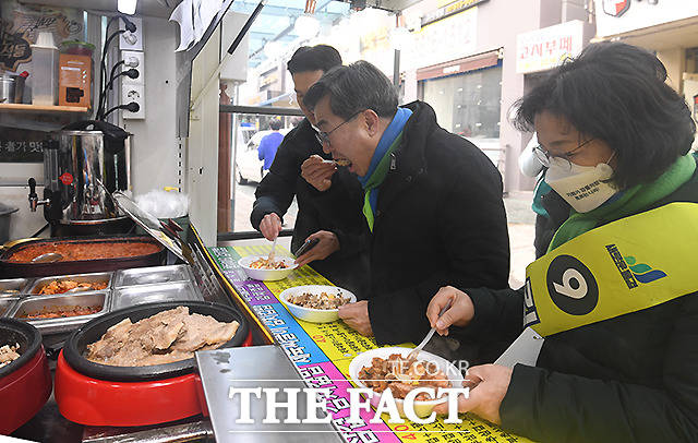 부인 정우영 씨(오른쪽)와 함께 컵밥을 먹는 김 후보.