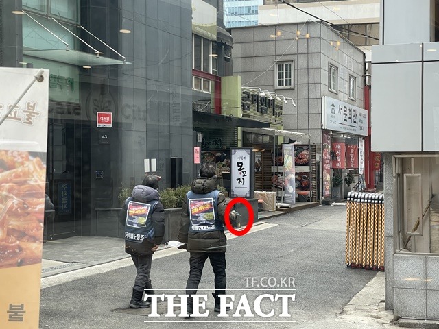 CJ대한통운 택배노조가 본사 인근 길거리에서 흡열을 하며 걸어가고 있다. /문수연 기자