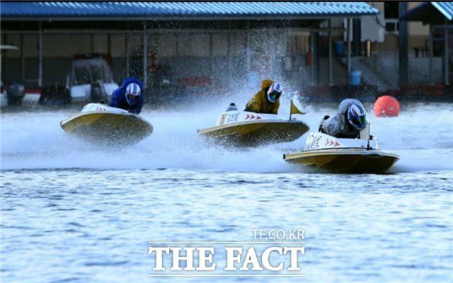 수면 위의 격투기라고 불리는 경정은 예상외의 전개로 인해 고배당도 종종 발생한다./경주사업총괄본부 제공