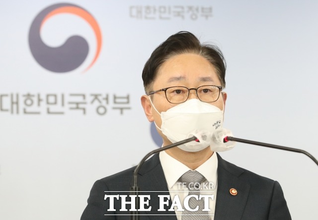 박범계 법무부 장관은 3·1절 가석방 심사 대상에 경제인들이 일부 포함됐다고 21일 밝혔다. /임영무 기자