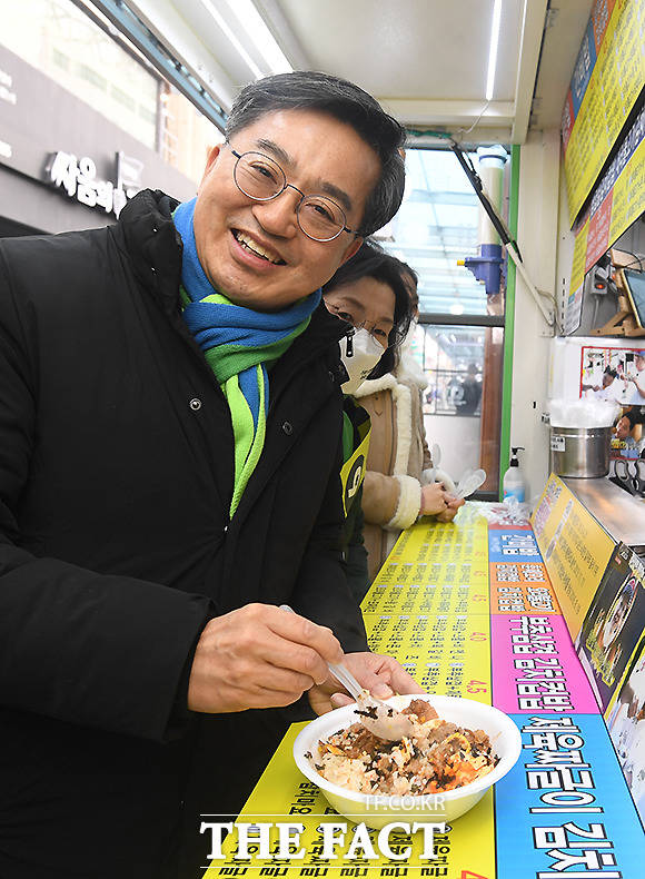 유세차 없는 걸어서 선거 운동 중인 김 후보가 컵밥으로 식사를 하고 있다.