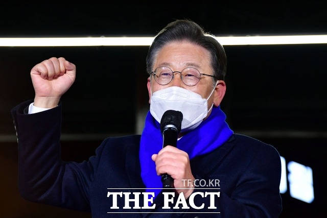 이재명 더불어민주당 대선 후보가 당선 직후인 3월 10일부터 사회적 거리두기를 완화하겠다며 (대통령 당선이 되면)실질적 권한이 생겨 현직 대통령과 충분히 협의해 시행할 수 있다고 확언했다. /국회사진취재단