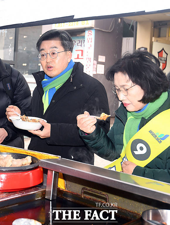 김동연 새로운물결 대선 후보가 부인 정우영 씨와 컵밥으로 식사하고 있다.