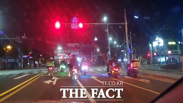 심야 시간 대전 도심에서 무리를 지어 난폭운전을 한 오토바이 운전자들이 경찰에 덜미를 잡혔다. A씨 일당이 오토바이로 난폭운전을 하고 있는 모습. / 대전경찰청 제공.