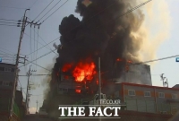  칠곡군 비닐공장서 불...1시간째 진화중