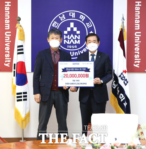 안증환 탈메이지교양교육대학장(왼쪽)과 이광섭 한남대 총장 / 한남대 제공