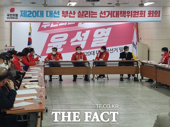 서병수(5선·부산진갑) 공동총괄선대위원장은 22일 오전 10시 부산 수영구에 있는 국민의힘 부산시당에서 열린 국민의힘 부산선대위 위원장 및 본부장 합동회의에서 목표 득표율을 70%로 잡았지만 여전히 52~55% 사이를 왔다 갔다 하고 있다며 밝혔다./부산=조탁만 기자.