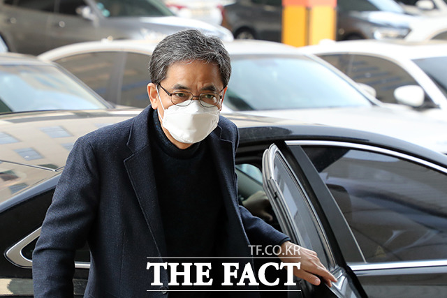 곽상도 전 국민의힘 의원이 대장동 사업 편의를 봐주는 대가로 아들 퇴직금 명목의 50억원을 받은 혐의로 재판을 받게됐다./이동률