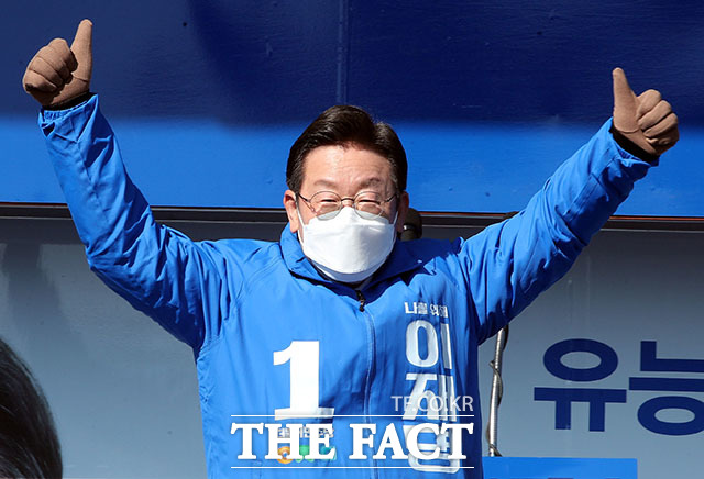 이재명 더불어민주당 대선 후보가 한국의 기축통화국 가능성을 제기하면서 논란이 일고 있다. 사진은 지난 20일 이재명 후보가 경기 안양중앙공원에서 열린 유세에서 손을 들어 인사하고 있다. /국회사진취재단