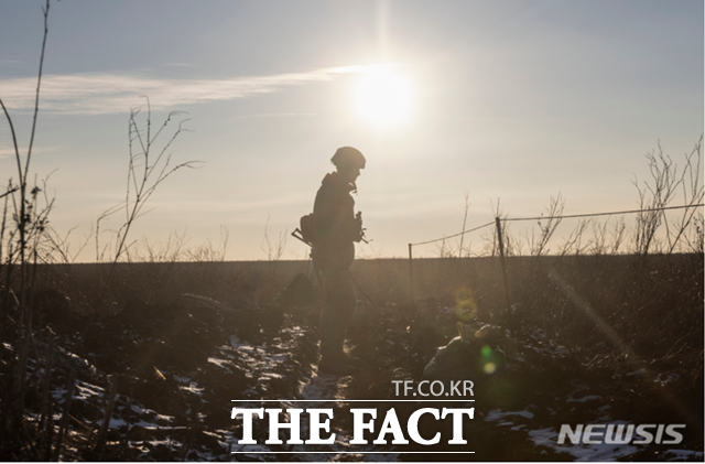 우크라이나 도네츠크주 마리우폴에서 우크라이나군 병사가 친 러시아 반군과의 대치 지역에서 순찰하고 있다. /뉴시스