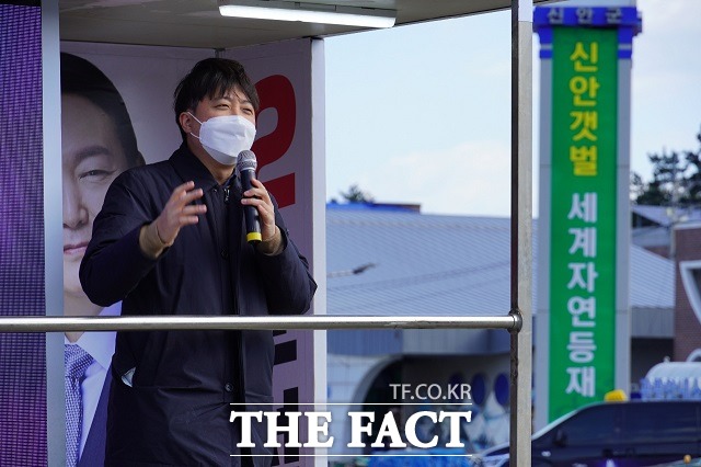 이준석 국민의힘 대표는 22일 전남 신안군 흑산도를 방문해 지역 주민들을 만나 호남에서도 당당하게 미래로 비전으로 민주당과 경쟁하고 싶다고 밝혔다. /이준석 대표 측 제공