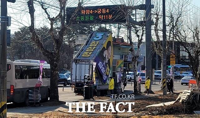22일 대전 유성구 화암동 북대전IC 인근에서 정의당 심상정 대선 후보 선거 유세차량이 전선에 걸려 있다. / 독자 제공