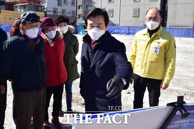 조규일 진주시장이 22일 30년간 도심 속 흉물로 방치돼오던 옛 영남백화점 철거공사 현장을 방문, 안전점검을 하고 있다./진주시 제공