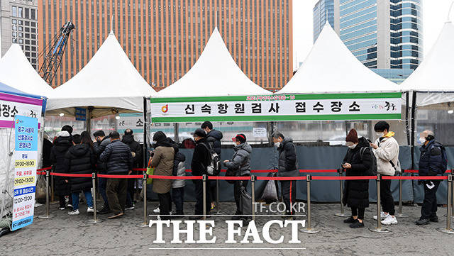정부가 오미크론 변이의 치명률이 낮은 수준으로 유지되면 독감처럼 취급하는 체계로 바꿀 수 있다는 입장을 내놓았다. 19일 오전 서울 중구 서울역 광장 임시선별검사소에 마련된 신속항원검사소에 시민들이 검사를 받기 위해 대기하고 있다. /남용희 기자