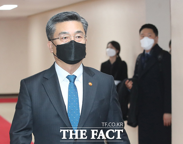 서욱 국방부 장관이 국무회의에 참석하고 있다.