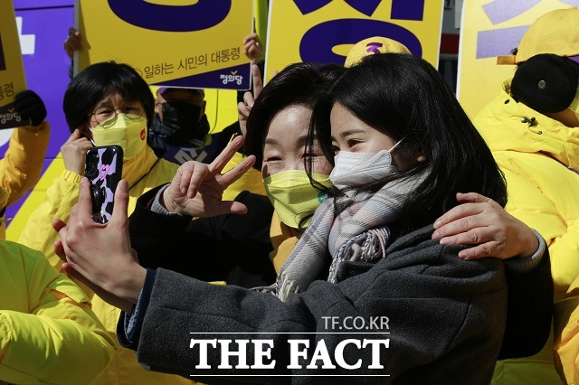 심상정 정의당 대선 후보가 22일 대전시청 네거리에서 거리 유세를 마친 뒤 지지자와 기념사진을 촬영하고 있다. / 대전 = 김성서 기자