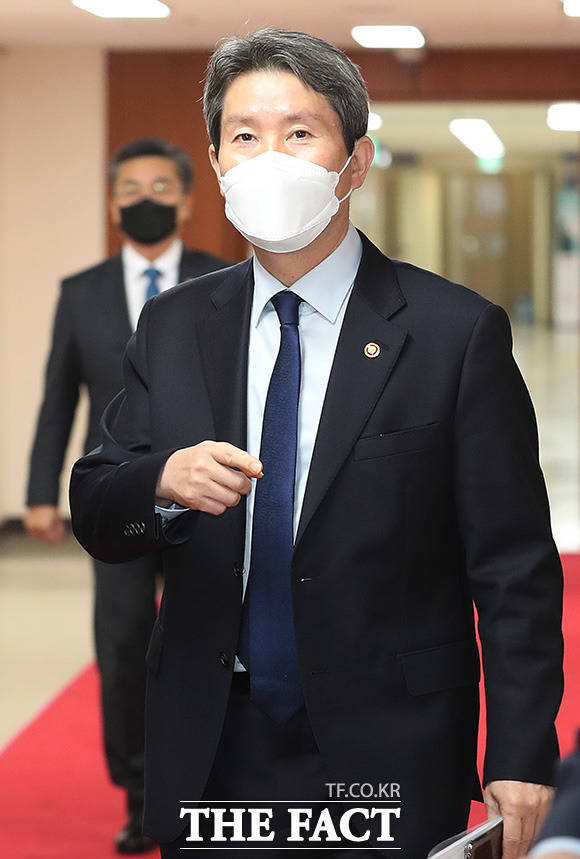 정부서울청사에서 열린 국무회의에 참석하는 이인영 통일부 장관.