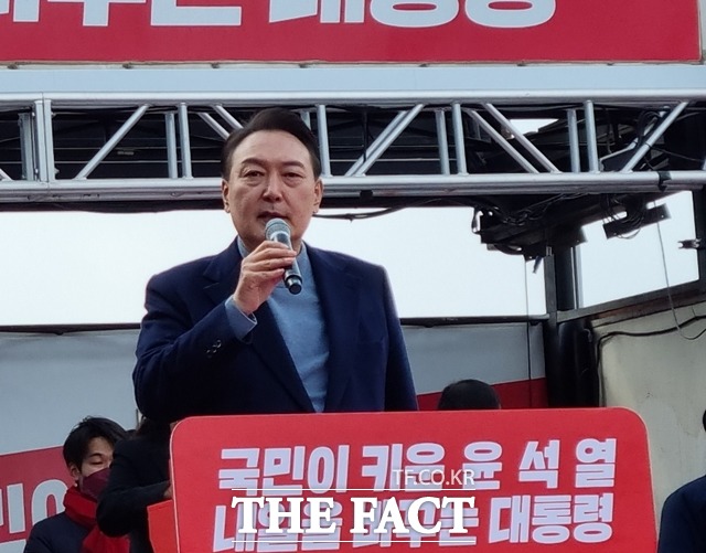 윤석열 국민의힘 대선후보가 22일 충남 홍성에서 유세를 하고 있다. / 내포 = 최현구 기자