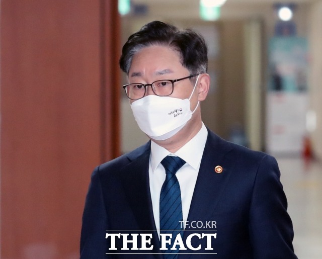 박범계 법무부장관이 22일 오전 서울 종로구 정부서울청사에서 열린 국무회의에 참석하고 있다. /임영무 기자