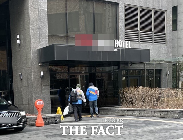 민주노총 택배노조 일부가 서울 중구 CJ대한통운 본사 인근에 위치한 호텔에 들어가고 있다. /문수연 기자