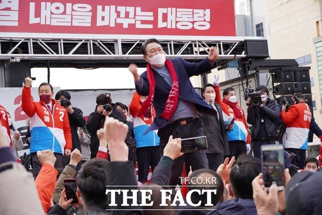 윤석열 국민의힘 대선후보가 충남 홍성에서 열린 선거 유세에서 어퍼컷 세레머니를 하고 있다. / 내포 = 김아영 기자