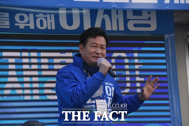 더불어민주당 송영길 대표는 22일 충남 논산 화지시장엣 유세를 벌이고 있다. /논산=이병렬기자