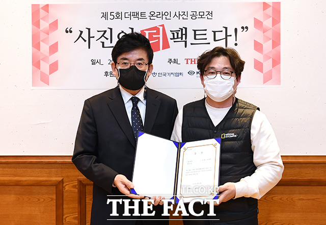 제5회 더팩트 온라인 사진 공모전 사진이 더 팩트다! 시상식이 22일 오후 서울 마포구 더팩트 사옥에서 열린 가운데 드론 부문 최우수상을 수상한 이경무 씨(오른쪽)가 박순규 더팩트 편집국장과 기념촬영을 하고 있다. /남용희 기자