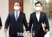  국무회의 참석하는 김부겸 총리와 오영식 비서실장 [포토]