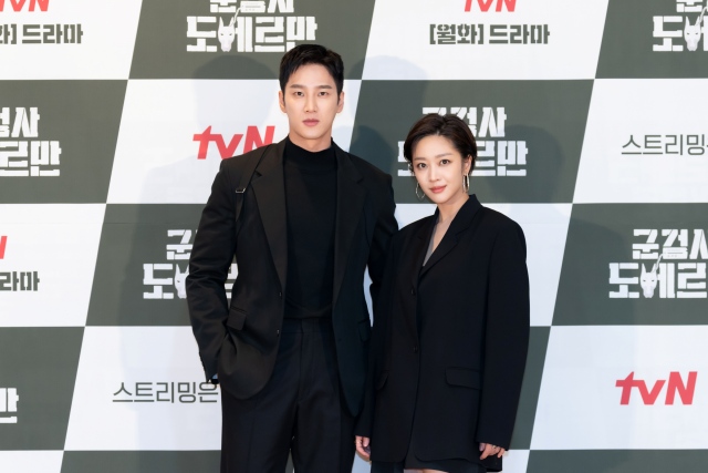 안보현(왼쪽)과 조보아가 극 중 군검사 역을 맡아 열연을 펼친다. /tvN 제공