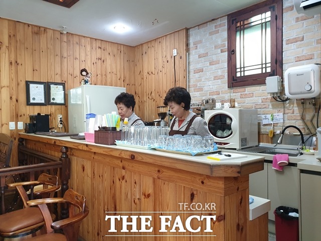 천안 실버카페 운영 모습. / 천안시 제공