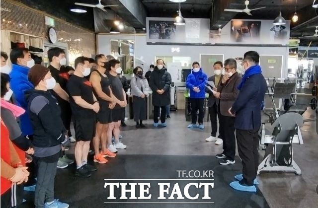 김효승 건강증진특별위원장이 이재명 지지 이유를 밝히고 있다. /유홍철 기자