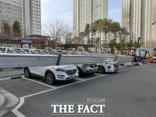 대구 북구 대현동의 한 아파트 단지 내에서 이사업체의 사다리차가 10층 높이에서 이삿짐을 옮기다 넘어지는 사고가 발생했다. /대구소방안전본부 제공