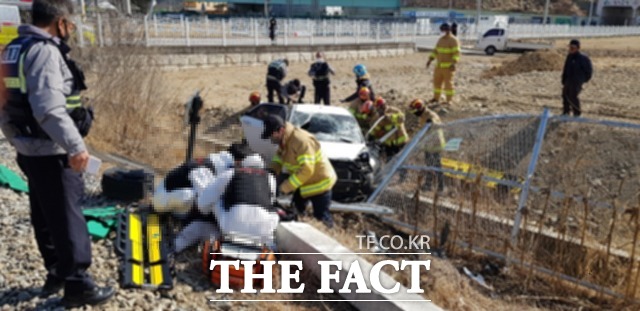 경북 문경시 흥덕동 철도 건널목에서 열차와 승용차가 충돌하는 사고가 발생했다./경북소방안전본부 제공