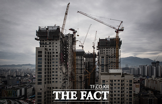 지난 달 11일 발생한 광주 화정 아이파크 붕괴사고 42일만에 현대산업개발측과 피해자 유가독간에 보상합의가 마무리돼 장례절차를 밟게 됐다./더팩트 DB