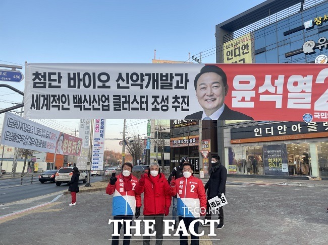 안동시 송현오거리에서 권용혁 국민의힘 경북도당부위원장(중간)이 기호 2번을 표시하며 윤석열 대통령 후보 지지하고 있다./안동=이민 기자