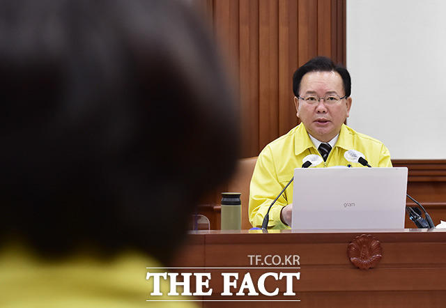 김부겸 국무총리 23일 위중증과 사망을 안정적으로 관리할 수 있다는 판단이 서면 사회적 거리두기 등 방역정책도 큰 틀에서 개편해 나갈 예정이라며 우리는 이미 오미크론에 능히 대응할 수 있는 체계를 잘 갖추어 뒀다고 강조했다. /임영무 기자