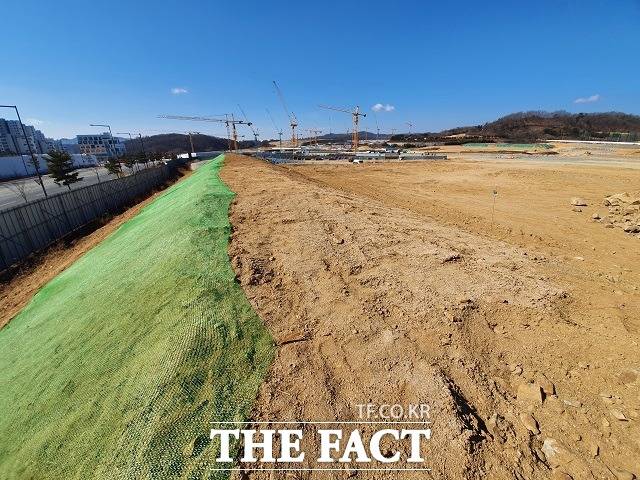 계룡건설 컨소시엄이 엘리프 세종 6-3 아파트 1035가구를 지을 세종 신도시 산울동의 2월 22일 모습. 왼쪽은 2020년 9월 아파트 입주가 시작된 6-4생활권(해밀동)이다. / 세종=최준호 기자